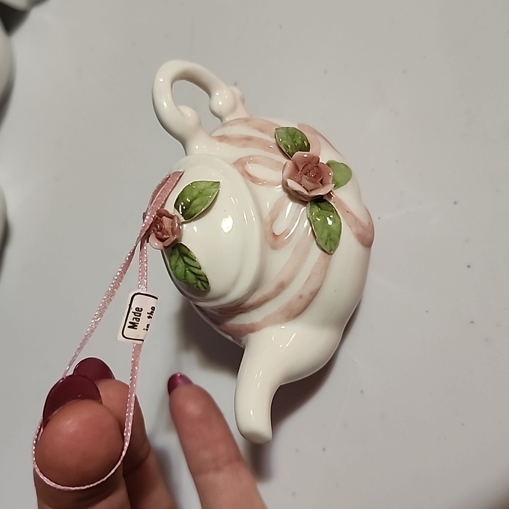 ASSORTMENT OF WHITE CERAMICS. - Picture 6 of 13